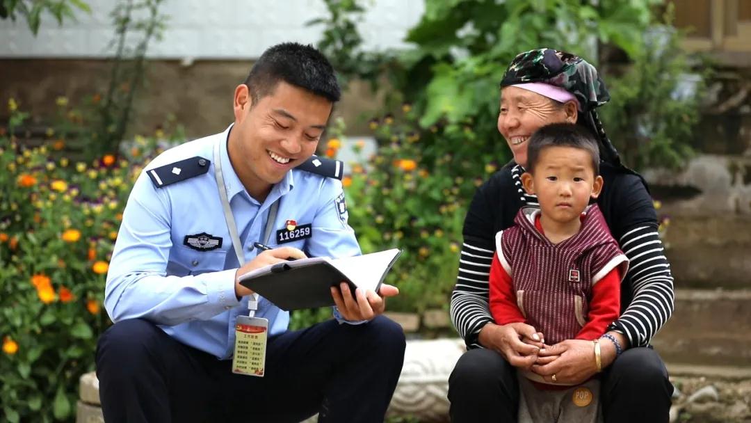 95后民警一头扎进村子，在这块“红色热土”行军8小时竟是为了......